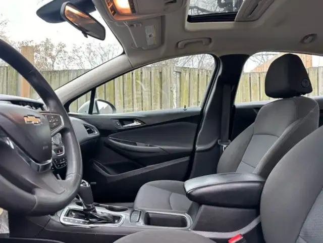 2018 Chevrolet Cruze 4dr Sdn 1.4L LT w/1SD in Cars & Trucks in City of Toronto - Image 17