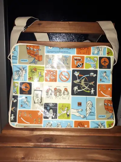 Sac en bandoulière signé TRANSVERSION, style « messenger » avec imprimés des années 60. Matériaux de...