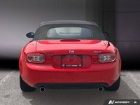 2010 Mazda MX-5 La Mazda MX-5 2010, aussi connue sous le nom de Miata en Amérique du Nord, incarne p... (image 3)