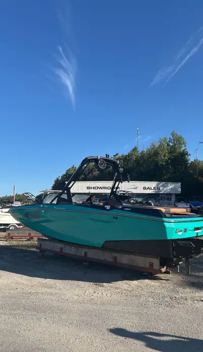 MLM - Muskoka Region The 2023 Axis A225 is a mid-size wakesurf and wakeboard boat that combines perf...