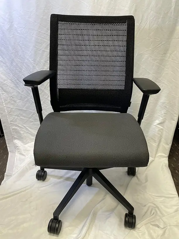 Steelcase Think V1  & V2 Chair | Excellent Condition | Call us! in Chairs & Recliners in Mississauga / Peel Region - Image 4