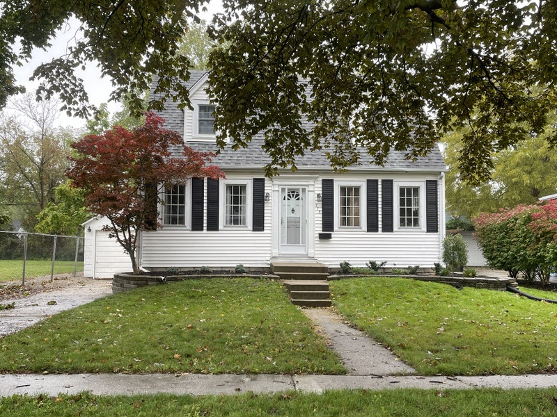 3 Bedroom Bungalow Available Now! 2295 plus utilities Long Term