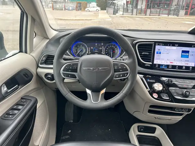 2023 Chrysler Pacifica Touring L AWD4329205524024627213