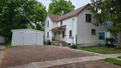 Bright & Spacious 1-Bedroom Upper Apartment Central Sarnia This lovely upper-level apartment offers...