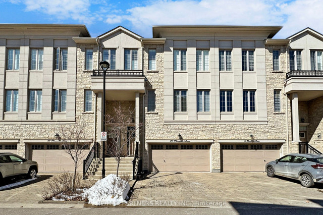Spacious 4BR Townhome - Ideal Richmond Hill Living! in Houses for Sale in Markham / York Region