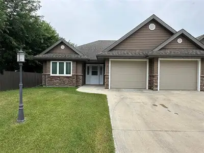 R39//Carman/Discover the perfect blend of comfort and convenience in this move-in ready, worry-free...