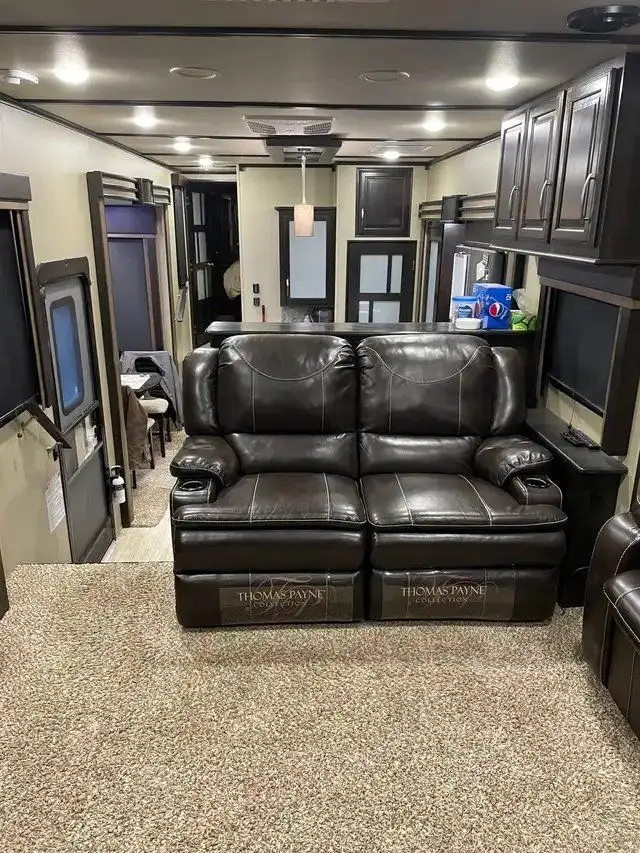 2018 GRAND DESIGN MOMENTUM 376TH (FINANCING AVAILABLE) in Travel Trailers & Campers in Strathcona County - Image 4