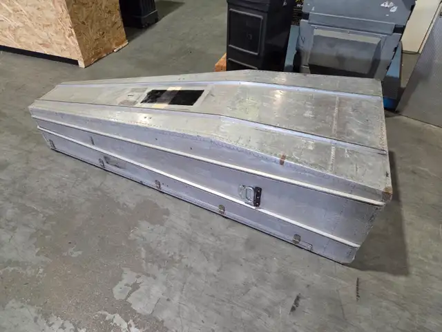 LARGE HARD SIDE METAL TRAVEL CASE for storage, airplanes, boat in Other in Mississauga / Peel Region - Image 4
