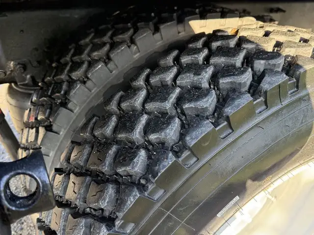 2015 Hino 358 22 Foot Dump Flatdeck with Amco Veba Crane and Air in Heavy Trucks in Regina - Image 60