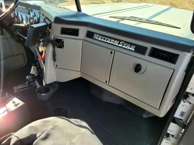 2013 WESTERN STAR 6900XD in Heavy Trucks in Saskatoon - Image 31