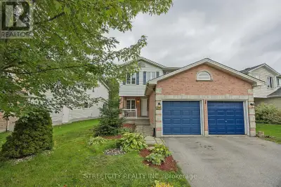 Welcome to this beautiful home nestled in the sought after Huntington of Oakridge. This 2-storey, 4-...
