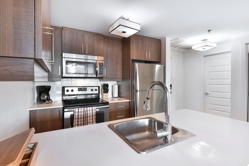 B&C Apartments - 2 Bedroom available at 1255 rue De Bullion, Mon 4