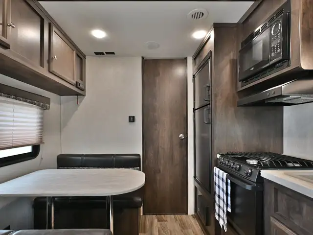 2018 Autumn Ridge Outfitter 23FB in Travel Trailers & Campers in St. Albert - Image 10