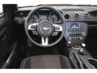 Ford Mustang V6 Convertible 2017 avec moteur 3.7L V6 developpant 300 HP et transmission manuelle 6 v... (image 2)