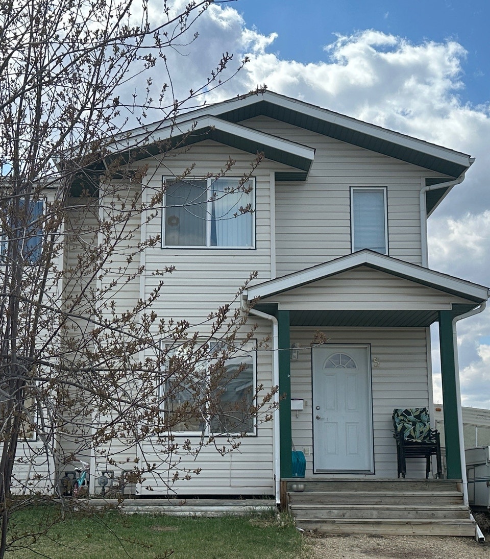 Pet-Friendly 3 Bedroom Townhouse in Blackfalds Near Abbey Centre 1