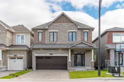This beautiful Minto Waverly model is located in the sought-after Brookline community of Kanata. Fea...