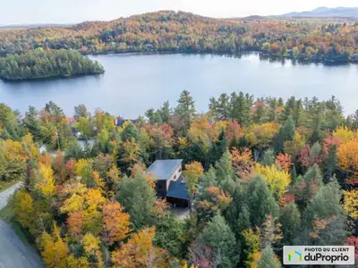Terrain résidentiel boisé à vendre dans le secteur du Petit Lac Brompton avec vue sur le lac. Le ter...