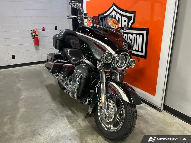 2006 Harley-Davidson FLHTCUSE CVO ULTRA CLASSIC in Sport Touring in Calgary - Image 4