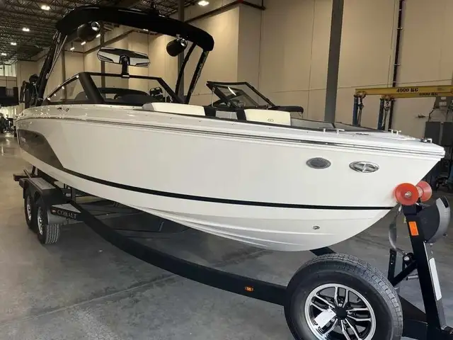 2025 Cobalt Boats CS23 Surf in Powerboats & Motorboats in Saskatoon - Image 8