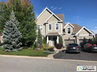 Découvrez cette magnifique résidence de 2521,98 pi², nichée dans un secteur paisible et offrant un c...