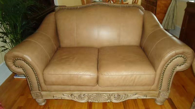 GORGEOUS 2 PIECES 100% LEATHER SOFA SET CAN DELIVER in Couches & Futons in Kingston - Image 2