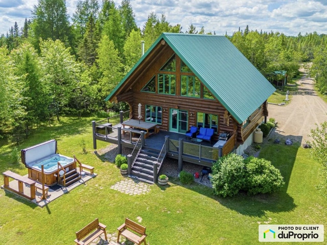 $829,000 - Cottage for sale in Ste-Christine-D'Auvergne — photo 1