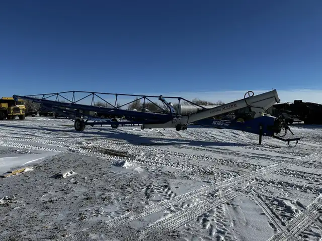 2015 Brandt 16 X 105 Ft Hydraulic Swing Grain Auger 16105-HP in Farming Equipment in Grande Prairie - Image 3