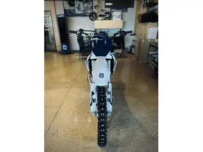 2026 Husqvarna TC 125 The 2026 Husqvarna TC 125 is a top-tier 2-stroke motocross machine featuring a...