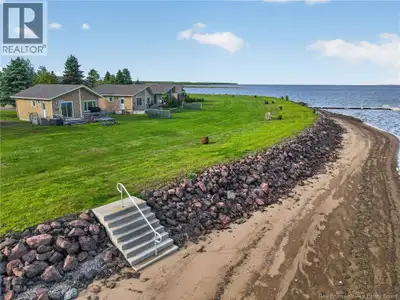 Charming waterfront cottage nestled along the stunning Richibucto River! Enjoy the best of waterfron...