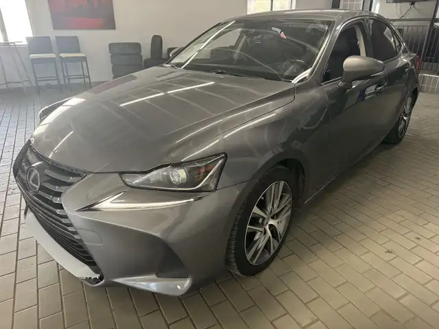2017 Lexus IS 300 4dr Sdn AWD in Cars & Trucks in Longueuil / South Shore - Image 2
