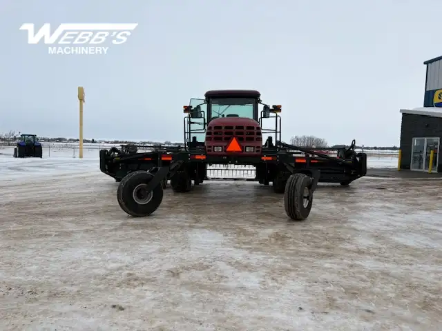 2010 Macdon M150 WINDROWER - SWATHER in Farming Equipment in Saskatoon - Image 6