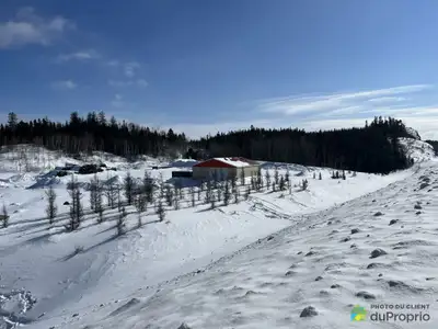 Inclus deux lots: 4688114 et 4549790 Bâtiment 80x40 isolé et chauffer Financement disponible, taux i...