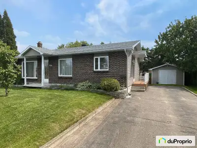 Très belle propriété construite en 1973 dans un secteur de choix. Maison très bien entretenue ayant...
