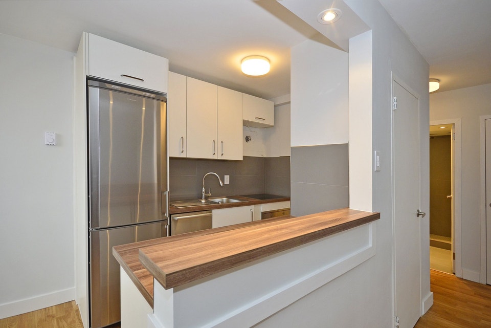Renovated one bedroom, Queen and Jameson - ID 1773 2