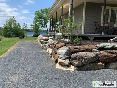 Superbe propriété située sur le bord du lac Aylmer et ses couchers de soleil majestueux. Maison avec...