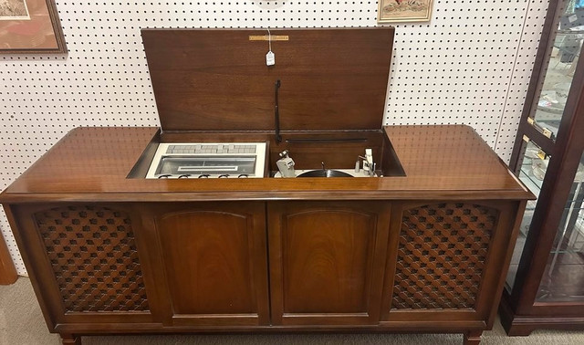 Vintage MCM Stereo in Arts & Collectibles in Calgary