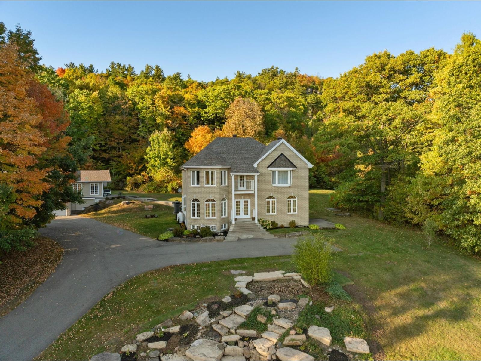 150 Ch. Rawcliffe Grenville-sur-la-Rouge, Quebec — photo 1