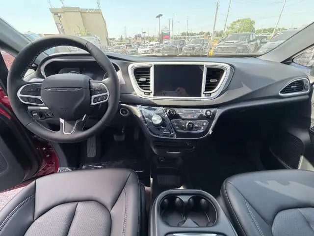 2027 Chrysler Grand Caravan SXT in Cars & Trucks in Markham / York Region - Image 18