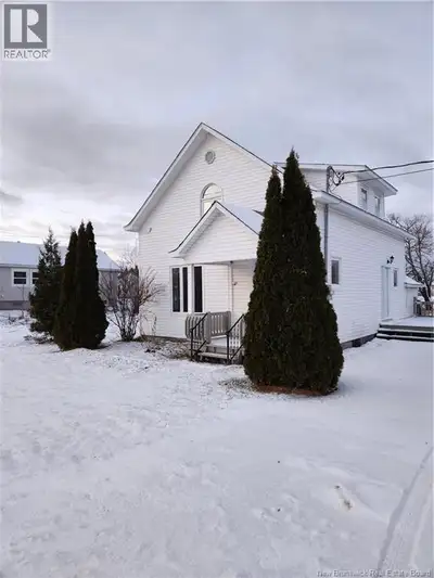 Charmante propriété familial situer près de l'école ¨La Source ¨. la maison est presque entièrement...
