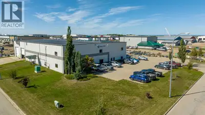 This industrial property is conveniently located in Clairmont, just west of the County office. It en...