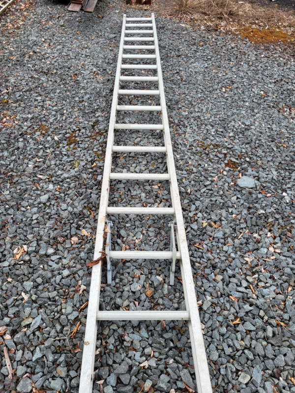 18' aluminum ladder in Ladders & Scaffolding in Bedford
