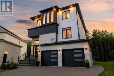 220 Talus is the one you've been waiting for! A truly stunning, 3-year-old Cresco custom build set o...