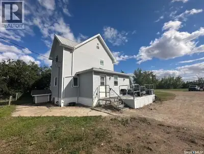 Located directly across from the community of Holdfast with K-12 school, grocery store, community ce...