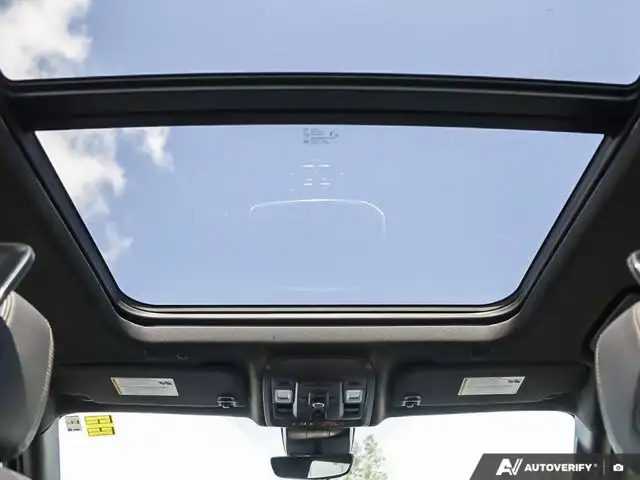 2024 Chevrolet Suburban High Country | HUD | Wireless Carplay in Cars & Trucks in London - Image 30