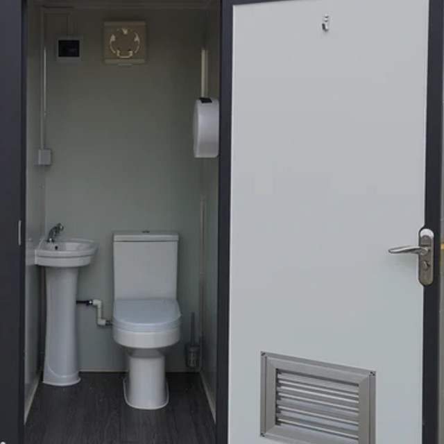 Toilettes mobiles - Design simple et élégant dans Autre  à Victoriaville