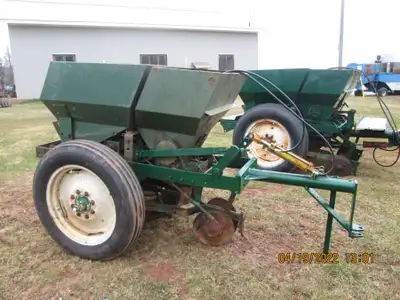 1 row Lockwood potato planter with dry fertilizer & hyd cylinder, field ready Denis Gallant / D & M...