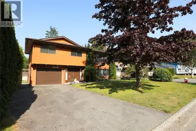 Welcome to this move-in ready home in a great, family-friendly neighbourhood. Situated on a level lo...