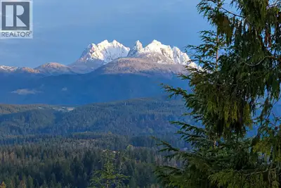 Some homes have a view. This one has a permanent relationship with awe. Set atop Thornhill´s sought-...