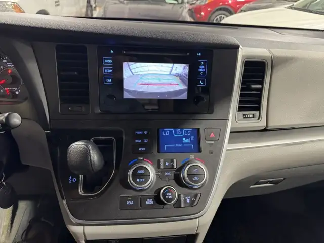 2015 Toyota Sienna LE in Cars & Trucks in City of Montréal - Image 13