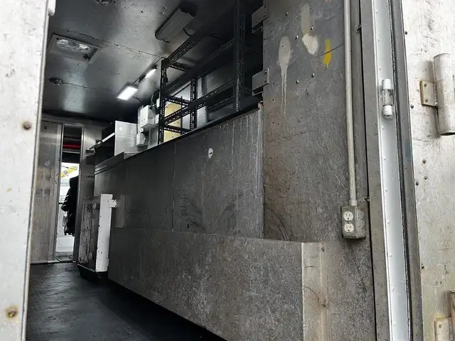 2005 Morgan Olson Workhorse 14 Foot Step Van with Shelving in Heavy Trucks in City of Montréal - Image 24